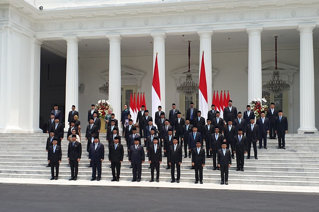 政府应撤回兼任国企董事的副部长 