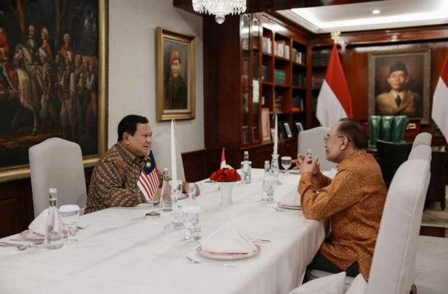 安瓦尔在普拉博沃官邸共进晚餐 