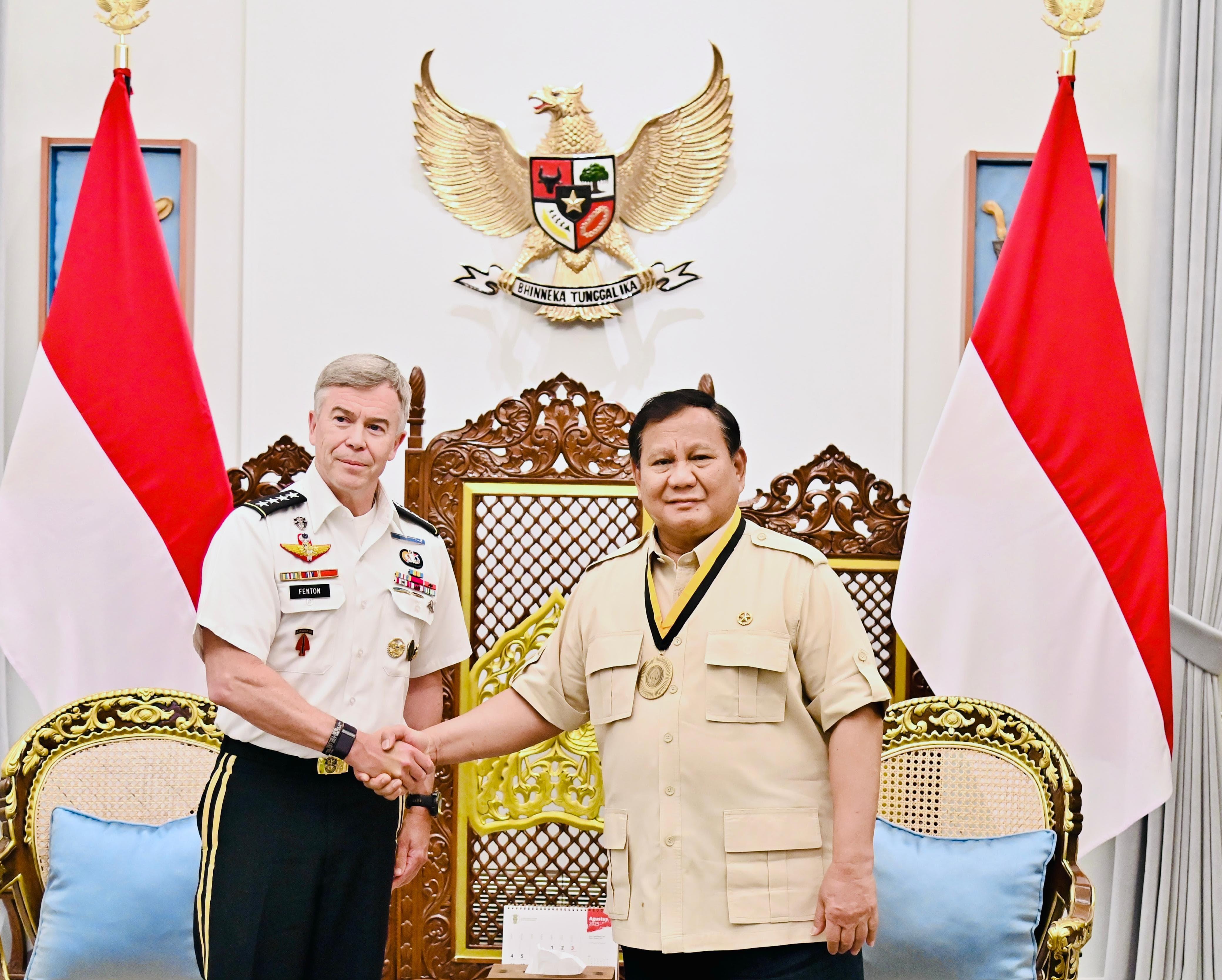 普拉博沃会见美特种作战部队司令布莱恩将军 