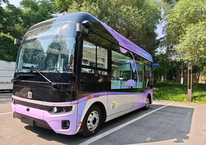 自动驾驶公交车在成都市正式亮相