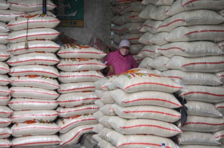 雅加达警署突查两处大米仓库