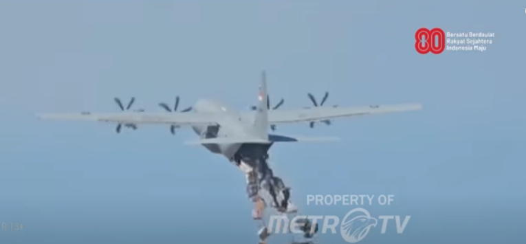 印尼国庆节向加沙空投援助物资 