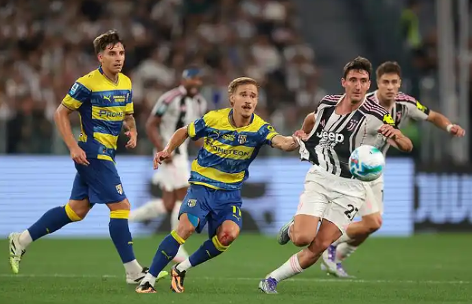 意甲：十人尤文2-0击败帕尔马 