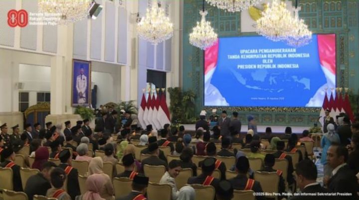 普拉博沃向科学家颁发勋章