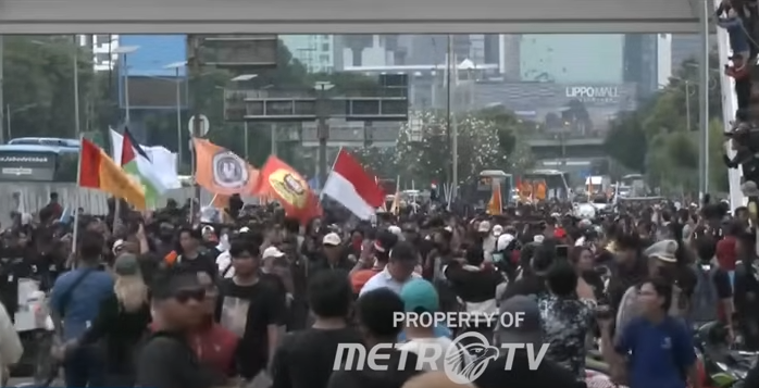 数千名工人在国会大厦前举行示威活动