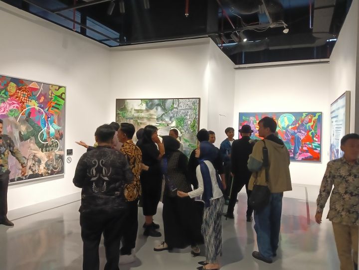 苏西洛展出画作,以艺术传递和平理念