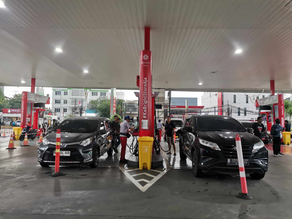 穆阿罗占碑多加油站现车辆长龙致拥堵、班达楠榜柴油短缺致车辆排队