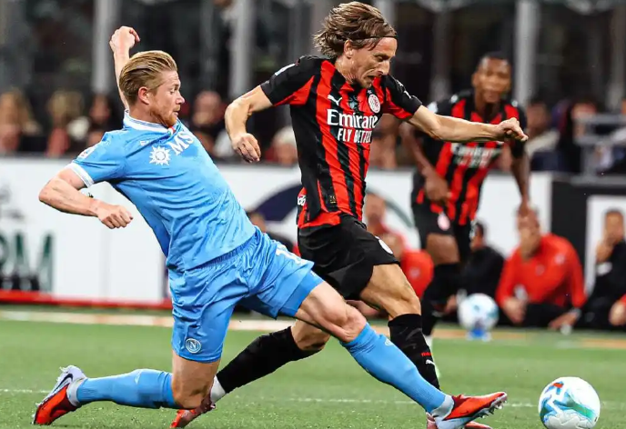 意甲：十人米兰2-1那不勒斯 