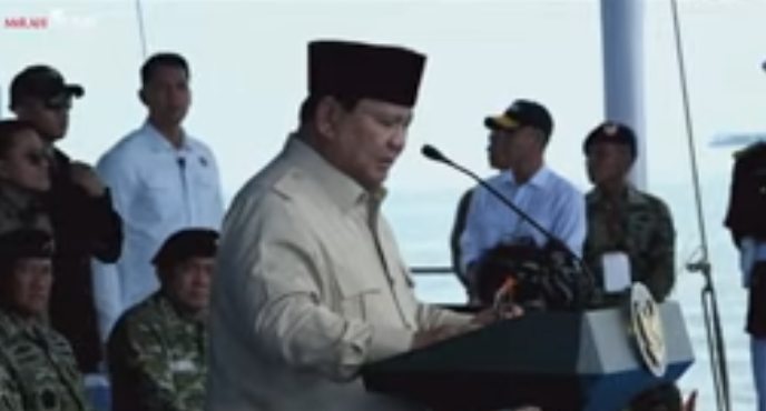 普拉博沃出席海军军舰巡游阅兵活动 