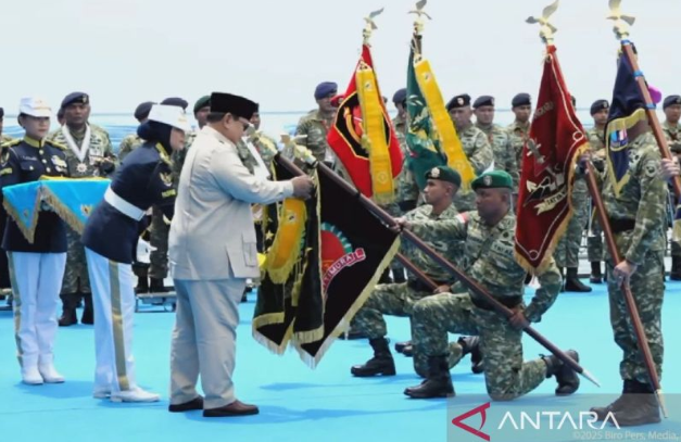 普拉博沃向国军士兵及部队授予杰出贡献勋章 
