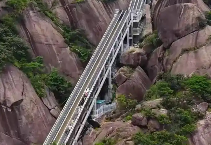江西灵山景区启用巨型悬崖扶梯 