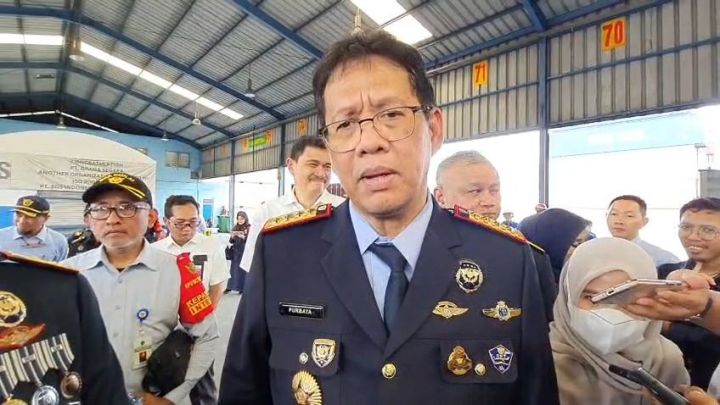 财长突击检查雅加达丹戎不碌港进口集装箱