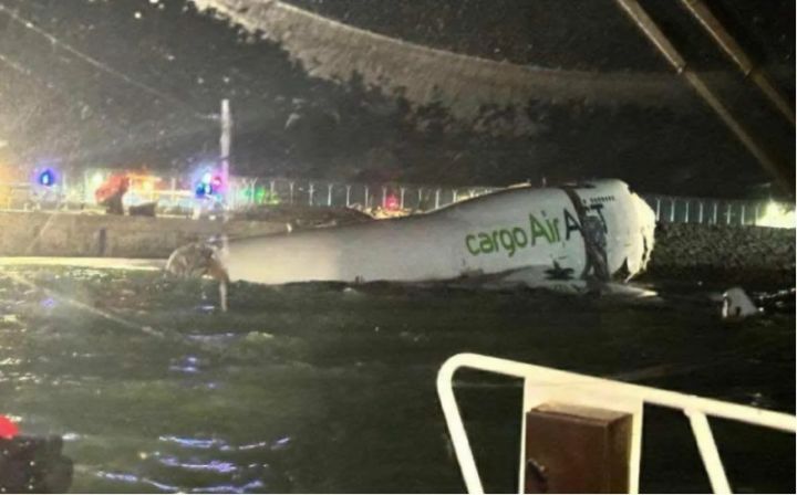 一架货机在香港机场降落时冲出跑道,已致两人死亡