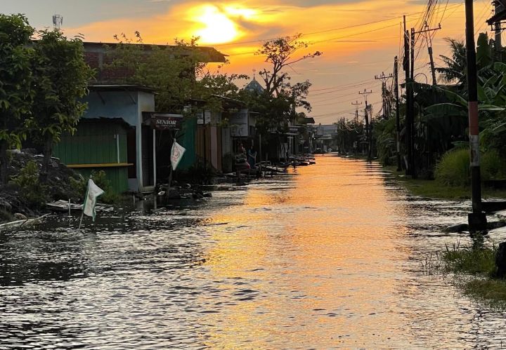 德马克北岸公路积水不退,通往三宝垄交通受阻