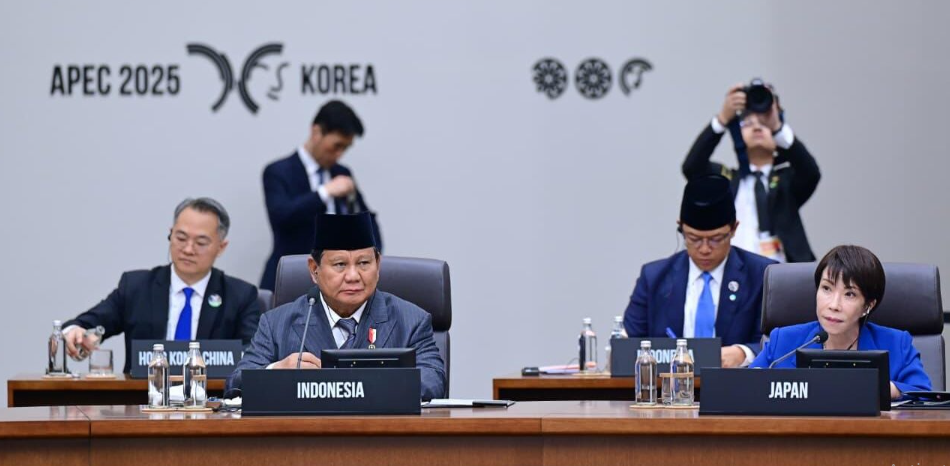 普拉博沃出席亚太经合组织第三十二次领导人非正式会议