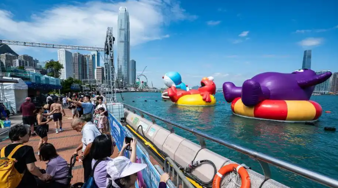 “巨型怪兽”现身香港维多利亚港