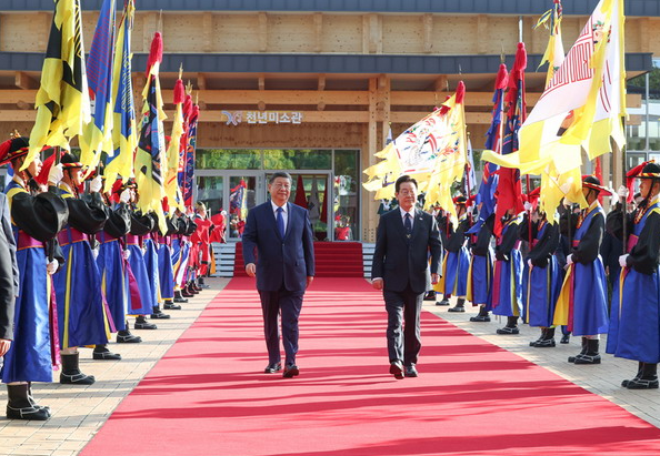 习近平同韩国总统李在明举行会谈