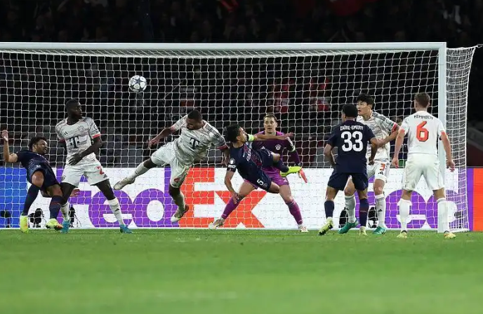 欧冠：十人拜仁2-1巴黎 