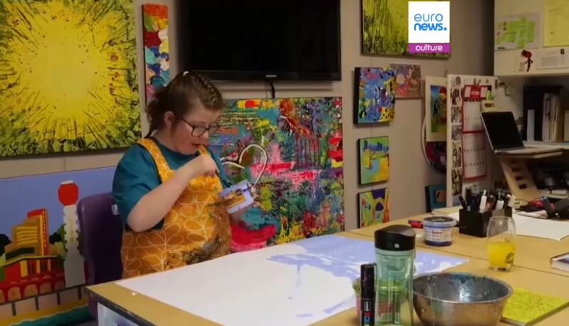 英国自闭症艺术家团体作品受公众热捧