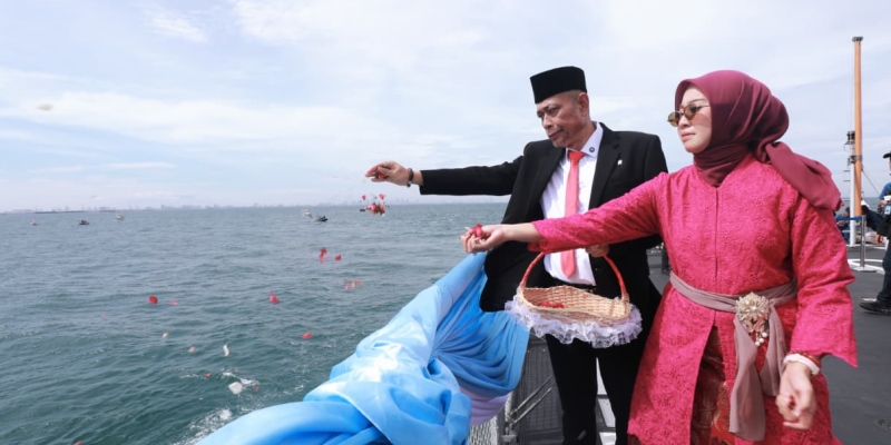 海军与社会部英雄节举行撒花仪式 