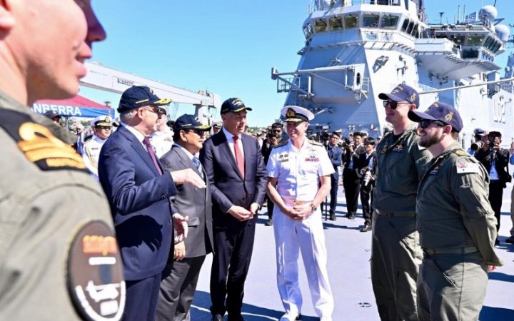 普拉博沃视察“堪培拉”号军舰 