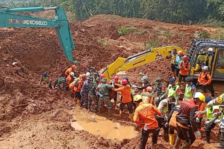 芝拉查普县山体滑坡已致15人死亡