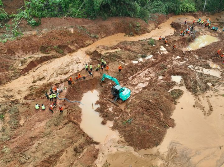 中爪哇省山体滑坡：援救工作投入百名人员