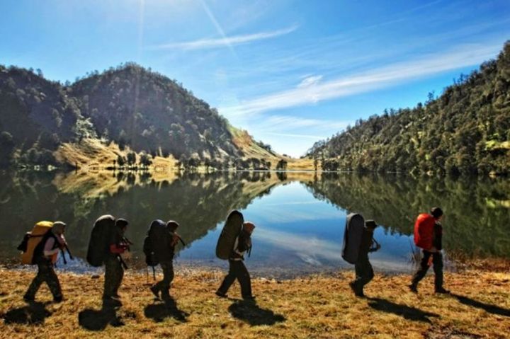 塞梅鲁火山喷发：登山路线全面关闭 
