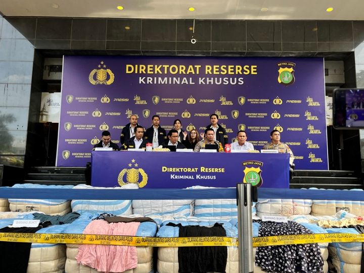 雅加达警方侦破非法旧衣物走私案