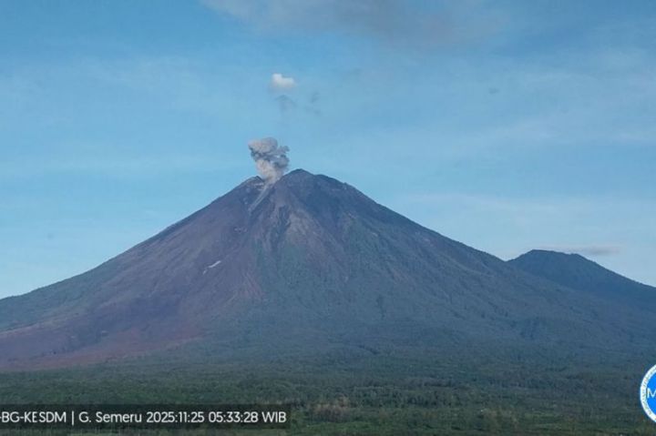 塞梅鲁火山活动依然剧烈 