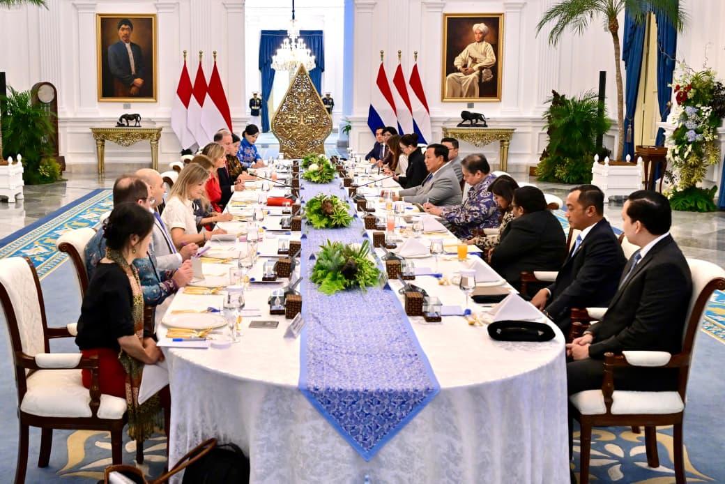 普拉博沃与马克西玛王后举行双边会晤 