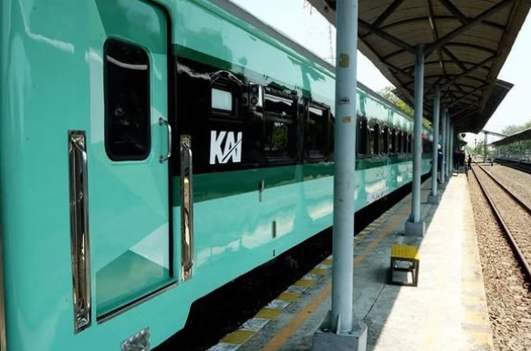 农民与商贩专属列车正式投入运营