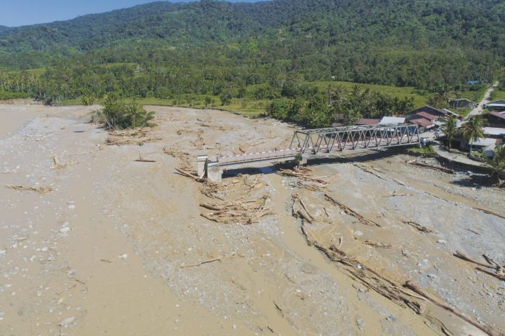 苏门答腊洪灾：塔米昂破坏如同海啸袭击、巴东动用挖掘机轮渡转移灾民