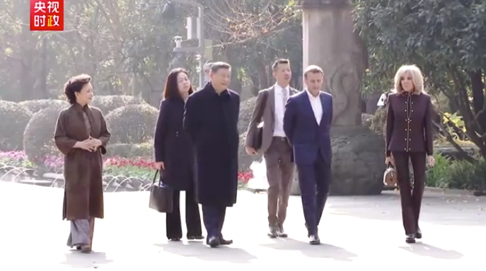 习近平同马克龙在成都进行友好交流 