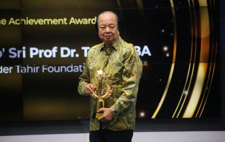 翁俊民荣获美都电视台终身成就奖 