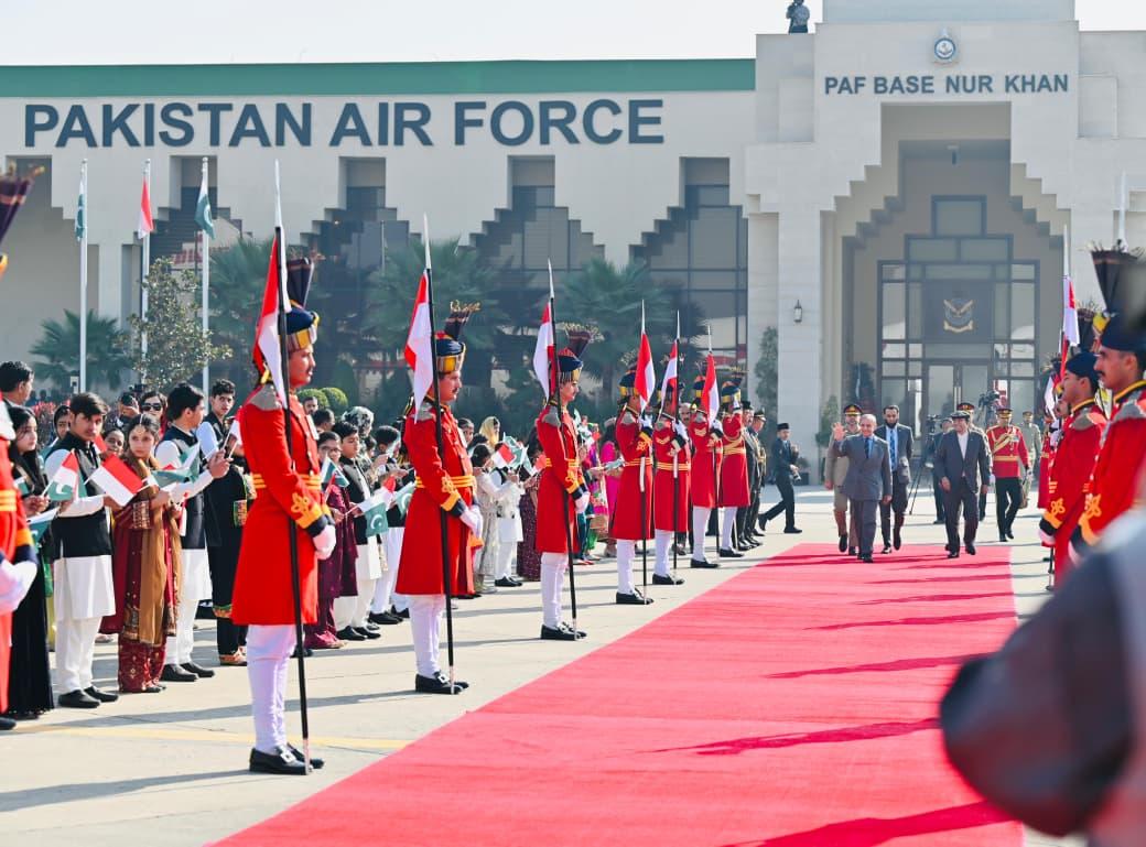 普拉博沃抵达巴基斯坦     扎尔达里总统热情迎接 