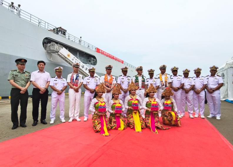 中国海军989特遣队抵达雅加达   