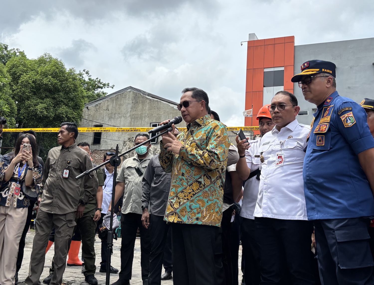 内政部长视察雅加达马腰兰大楼火灾现场