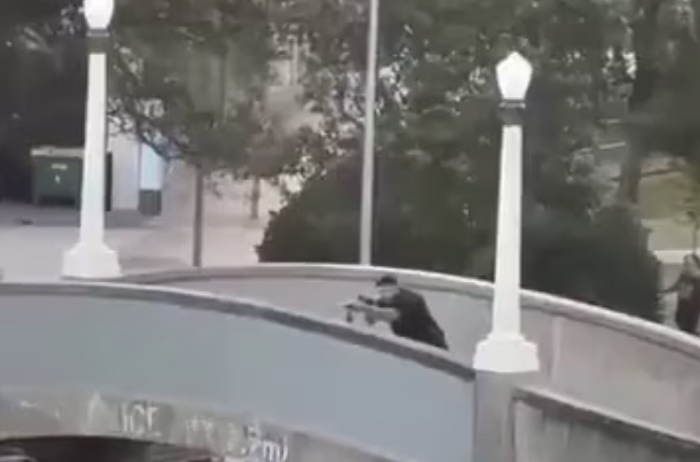 澳大利亚邦迪海滩枪击案已造成16人死亡 