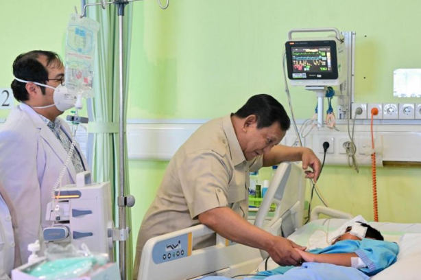 普拉博沃前往雅加达科加医院探望送餐车事故伤者   