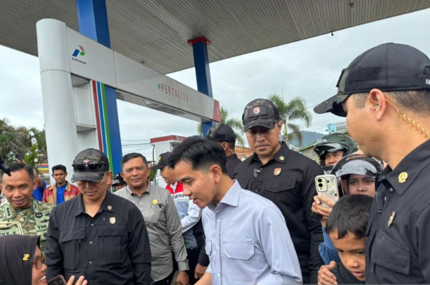 吉布兰视察亚齐省加约吕斯县灾区 