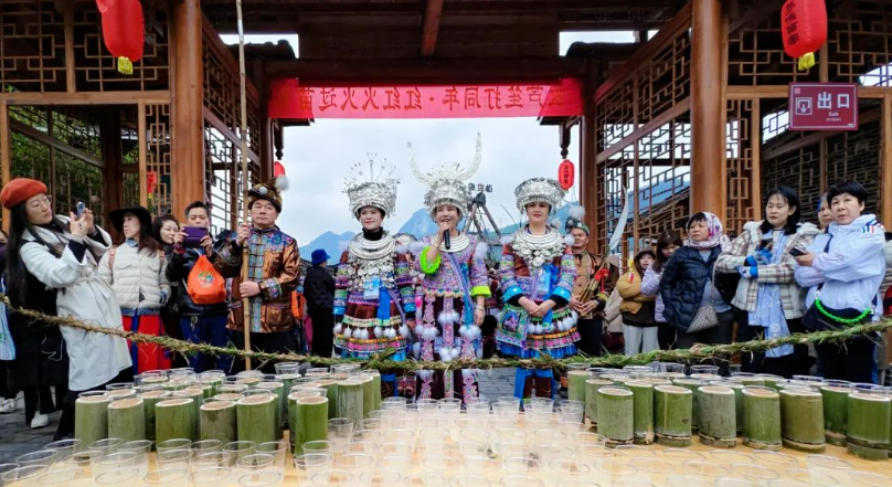 广西苗族村寨热闹庆祝传统新年