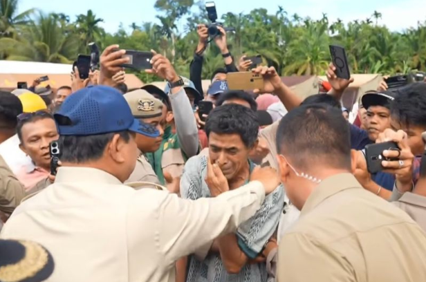 普拉博沃视察西苏门答腊阿甘县灾民避难所