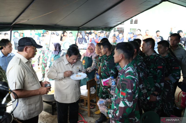 普拉博沃在阿甘县与灾民共尝炒饭 