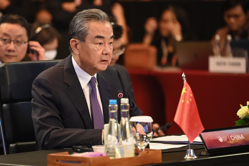 中国外长王毅分别同柬埔寨、泰国外长通电话