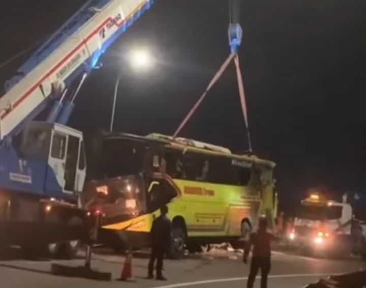 三宝垄市发生巴士侧翻事故，已致数十人遇难
