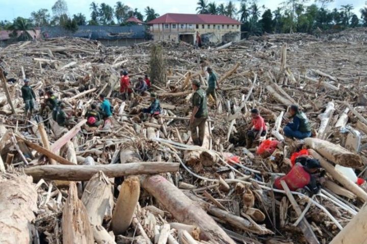 亚齐达米昂洪灾后救援人员展开清理工作 