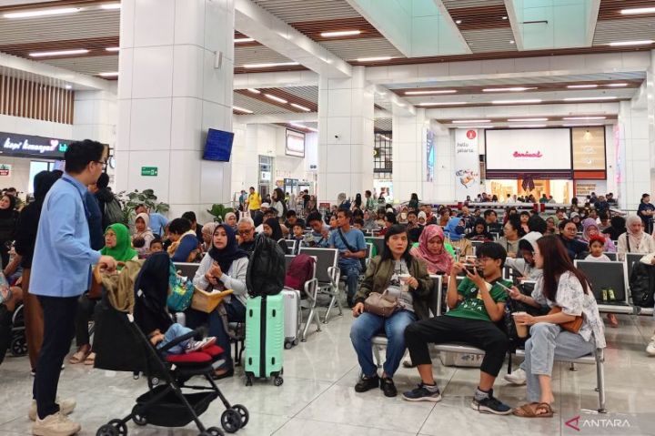 圣诞节前夕，雅加达哈林雅万高铁站人潮拥挤