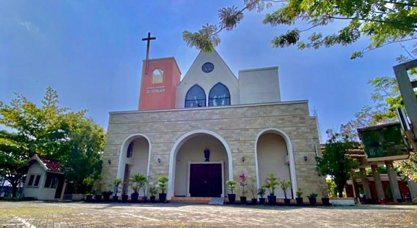 三宝垄圣米迦勒教堂独特室内建筑吸引信众  