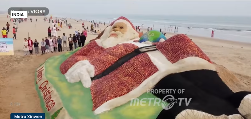 1.5吨苹果+海沙！印度巨型圣诞老人装置创纪录